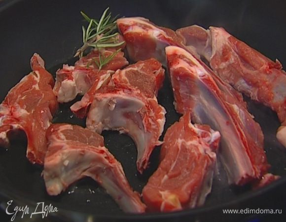Разогреть в сковороде оставшееся оливковое масло и обжаривать ребрышки в течение 3 минут с каждой стороны до золотистой корочки. 