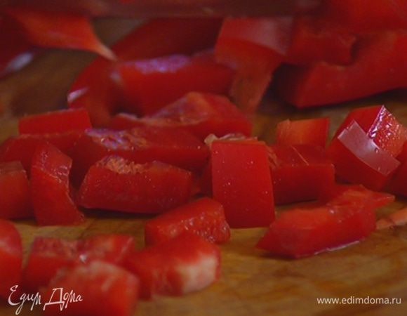 Сладкий перец, удалив семена, мелко порезать.