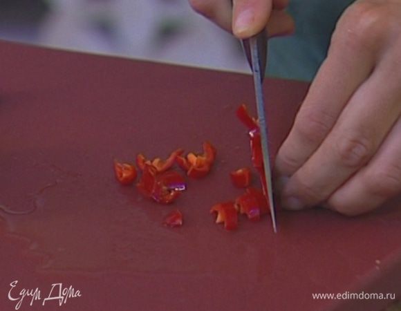 Перец чили, удалив семена, мелко порубить. 