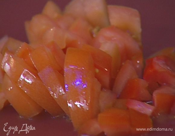 Помидор нарезать кубиками. 