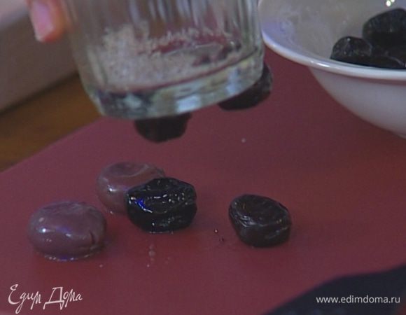 Оливки раздавить плоской стороной ножа или дном стакана и удалить косточки. Не измельчать, оставить целиком.