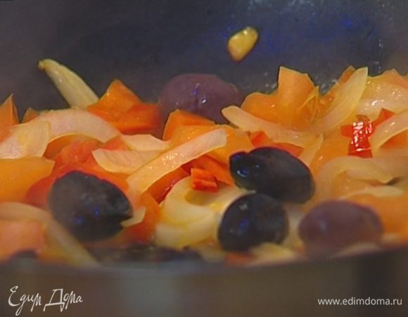 Перец, помидор, чили, оливки, две трети петрушки и чеснок добавить в сковороду к луку. Посолить и тушить на среднем огне 10 минут. 

