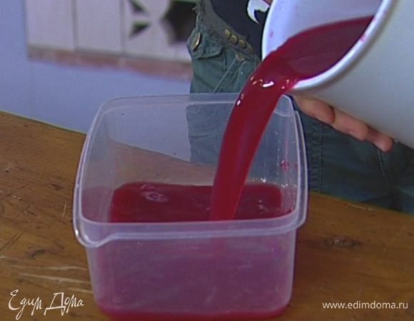 Перелить в пластиковый контейнер и замораживать примерно 8 часов, перемешивая каждый час, чтобы смесь осталась однородной. Или отправить все в мороженицу.