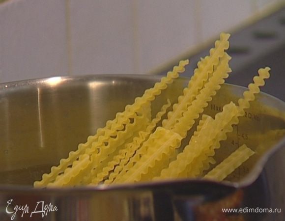 Макароны отварить в подсоленной воде, затем воду слить и сохранить. 