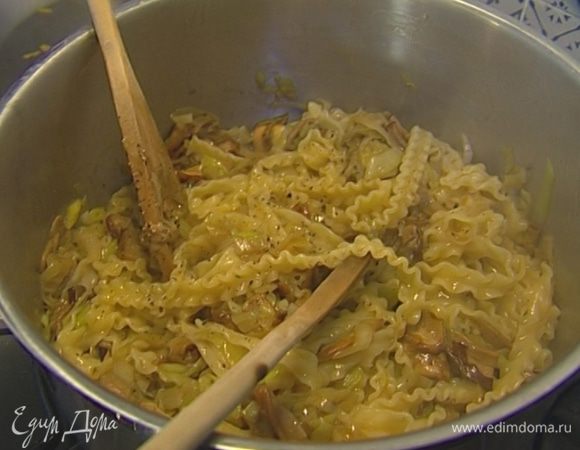 Добавить в макароны луково-грибной соус, немного оливкового масла и воды, в которой они варились, слегка поперчить и все перемешать. 