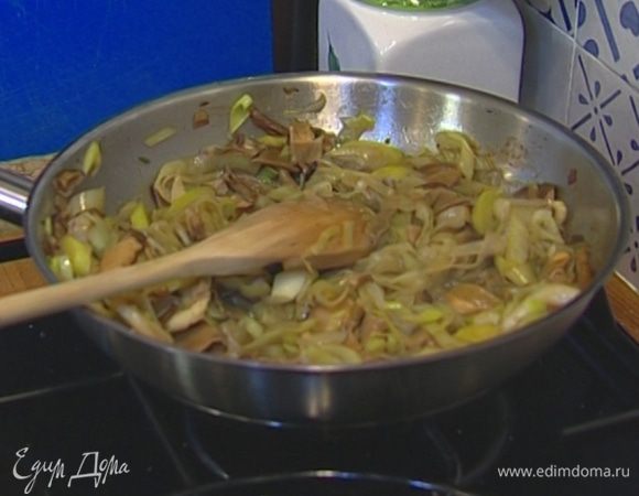 Присыпать пармезаном и сразу подавать.