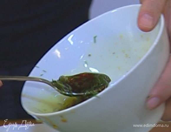 Приготовить маринад, смешав соевый соус, лимонный сок, рубленый укроп, 2 ст. ложки растительного масла и перец.