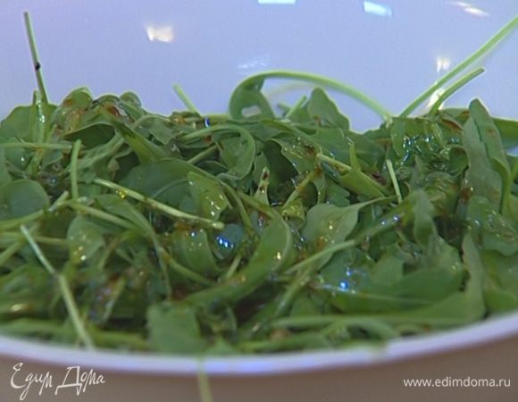 Руколу выложить на блюдо и заправить половиной маринада.