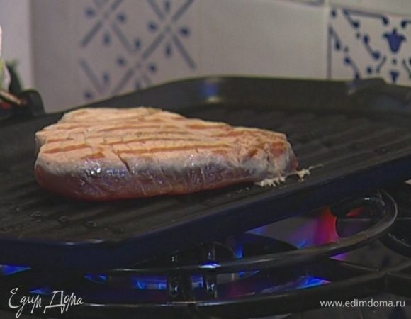 Разогреть сковороду-гриль, смазать ее растительным маслом и обжаривать рыбное филе с каждой стороны по нескольку минут.