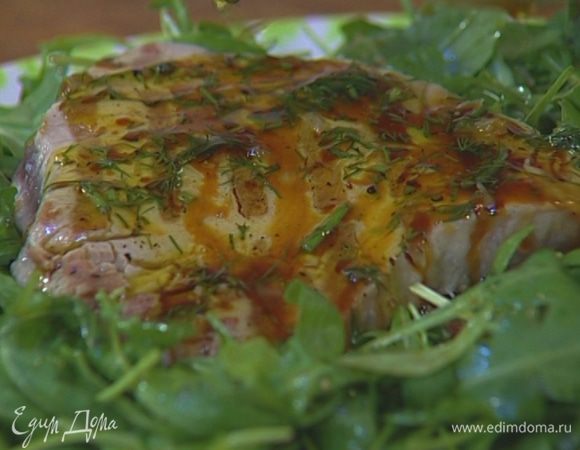 Выложить рыбу на руколу и полить оставшимся маринадом.