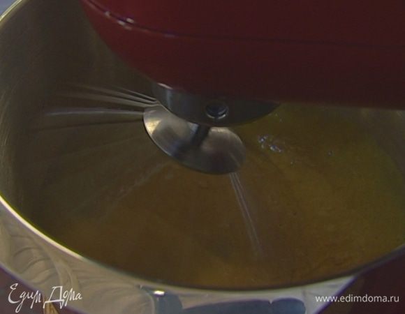 Взбить с сахаром 2 яйца и 2 желтка.