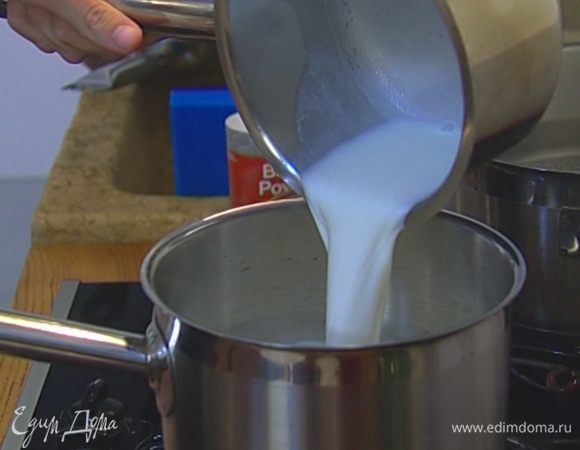 Молоко подогреть и смешать с растопленным маслом.