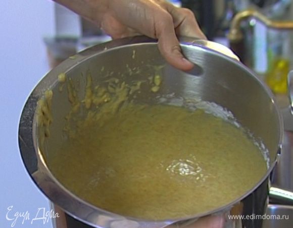 Добавить в тесто молоко с маслом, щепотку соли и цедру лимона или лайма.