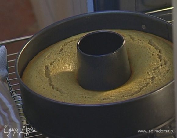 Форму смазать оставшимся сливочным маслом, выложить в нее тесто и выпекать 40 минут.