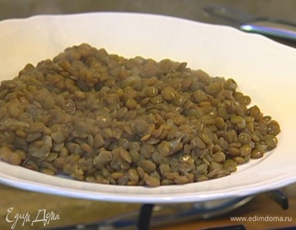 Влить 1 литр горячей воды, посолить, поперчить, добавить чеснок и мяту. Накрыть крышкой и томить на медленном огне до готовности.