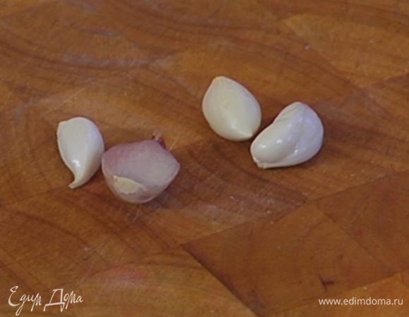 Чеснок почистить.