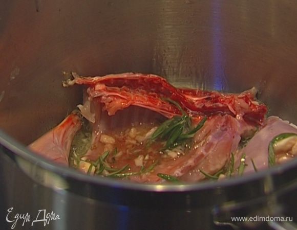 Разогреть в тяжелой кастрюле 2 ст. ложки оливкового масла, уложить в нее слоями мясо кролика, влить маринад и готовить под крышкой на медленном огне около часа, не перемешивая. 