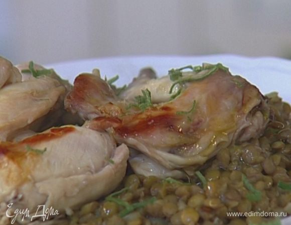 Готовое мясо сбрызнуть оставшимся оливковым маслом и присыпать нарубленным шалфеем. 