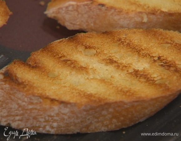 Хлеб обжарить в тостере или на сухой сковороде.
Выложить мясо в маринаде на хлеб и подавать.