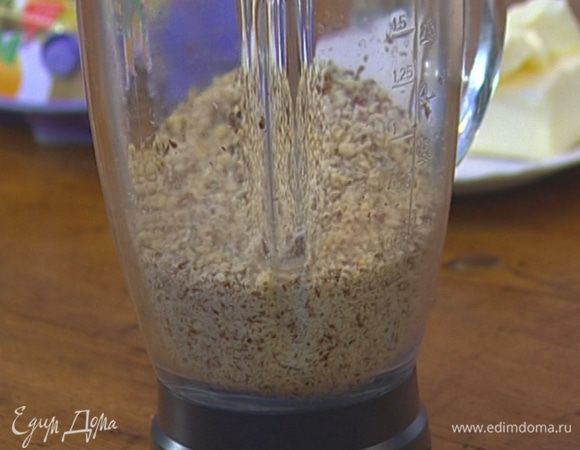 Фундук измельчить в блендере в крупную крошку.