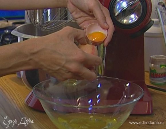 Желтки отделить от белков, белки отправить в холодильник.