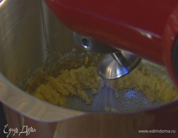 Желтки взбить с сахаром, затем смешать с шоколадом и орехами.