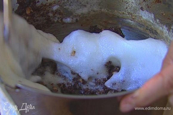 Белки взбить со щепоткой соли в крепкую пену и ввести их в шоколадно-ореховую массу.