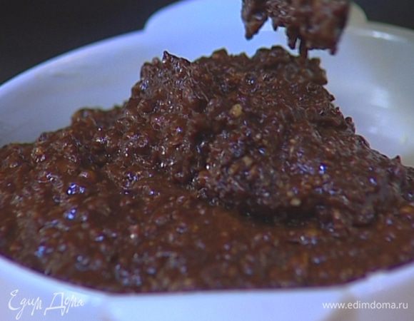 Форму смазать оставшимся сливочным маслом, выложить в нее тесто и выпекать в разогретой духовке 10 минут, затем убавить температуру до 150°С и выпекать еще 45 минут.