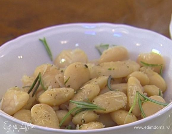 Фасоль слить и заправить 1–2 ст. ложками оливкового масла, немного поперчить и присыпать листьями розмарина. 