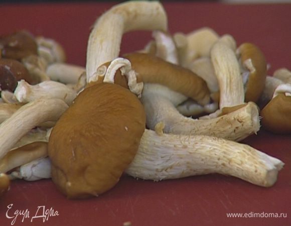 Грибы промыть, почистить и нарезать. 