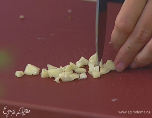 Чеснок почистить и крупно порубить.