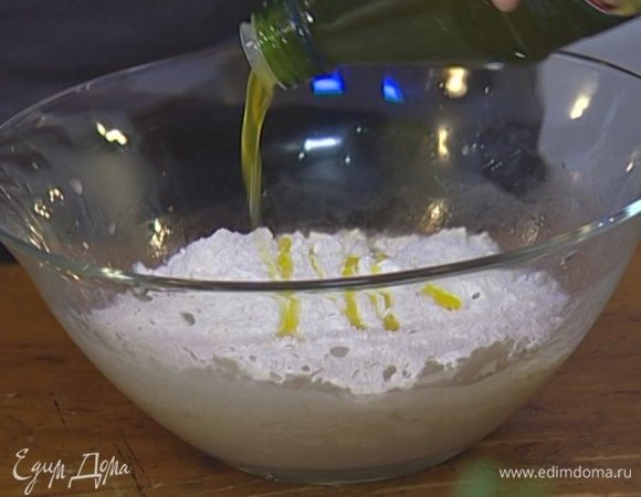 Приготовить тесто: дрожжи растворить в небольшом количестве теплой воды, ввести муку, добавить 1 ст. ложку оливкового масла, щепотку соли и вымесить тесто (оно должно получиться довольно тугое).