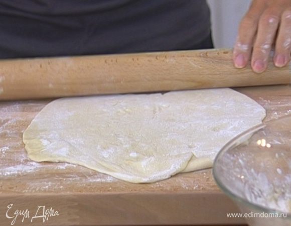 Оставить тесто на 3 часа в теплом месте, затем разделить на несколько частей и раскатать в тонкие лепешки.