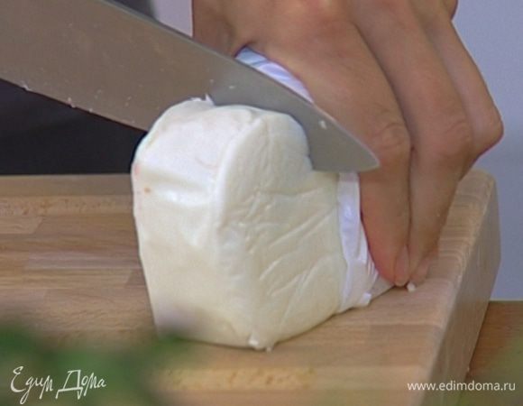 Моцареллу и ветчину порезать кубиками.