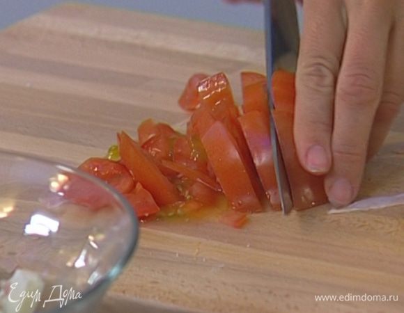 Помидор нарезать небольшими кусочками и выложить в дуршлаг, чтобы избавиться от лишней жидкости.