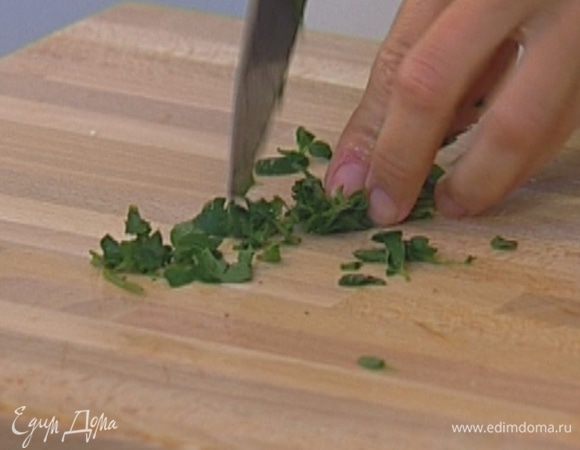 Майоран мелко порубить.