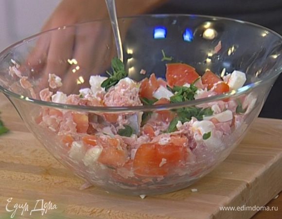 Приготовить начинку: моцареллу соединить с ветчиной и кусочками помидора, добавить рикотту, пекорино и майоран, слегка поперчить и все перемешать.