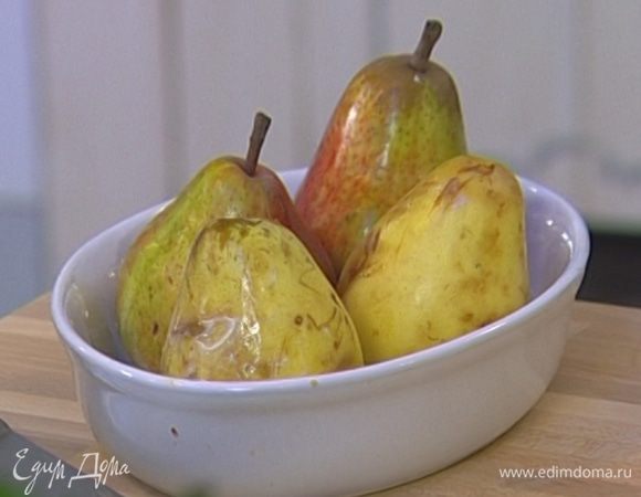 Форму для выпечки смазать сливочным маслом, поставить в нее груши, присыпать сахаром, добавить корицу и ваниль. 