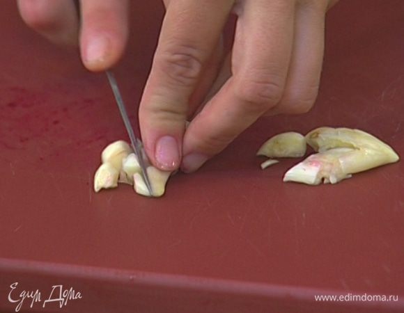 Чеснок почистить и крупно нарезать.