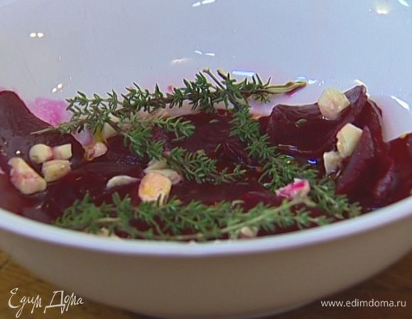 Добавить чеснок к свекле, присыпать ее чили, полить винным уксусом и 2 ст. ложками оливкового масла, добавить половину тимьяна и оставить мариноваться на несколько минут. 