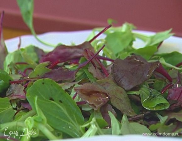 Листья салата выложить на большое блюдо, слегка сбрызнуть оливковым маслом и бальзамическим уксусом. 