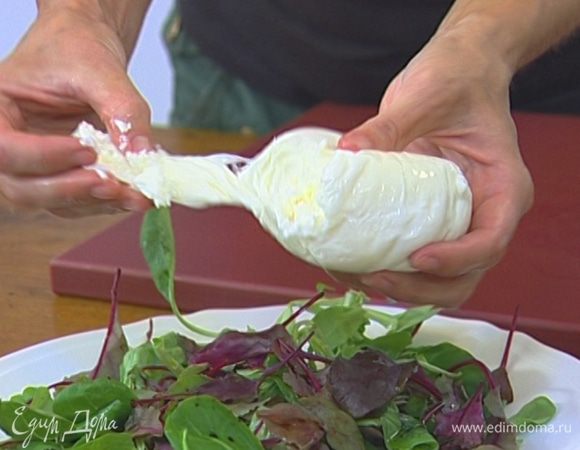 Моцареллу и инжир порвать руками, выложить на листья салата и полить оставшимся оливковым маслом и бальзамическим уксусом. 