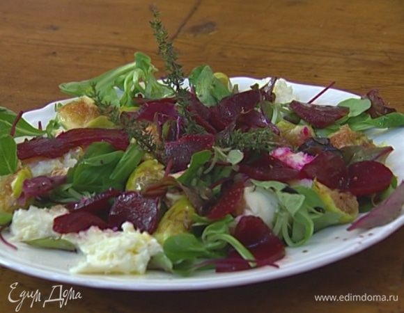 Порезанную свеклу выложить сверху на салат, посолить и украсить оставшимся тимьяном.

