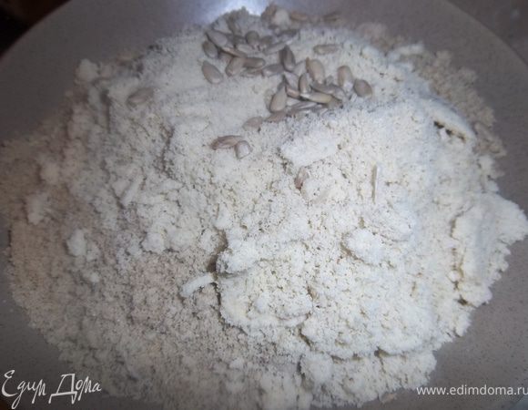 Подсолнечные (очищенные) семечки и арахис пожарить на сухой сковороде. Затем вссе измельчить в блендере. 