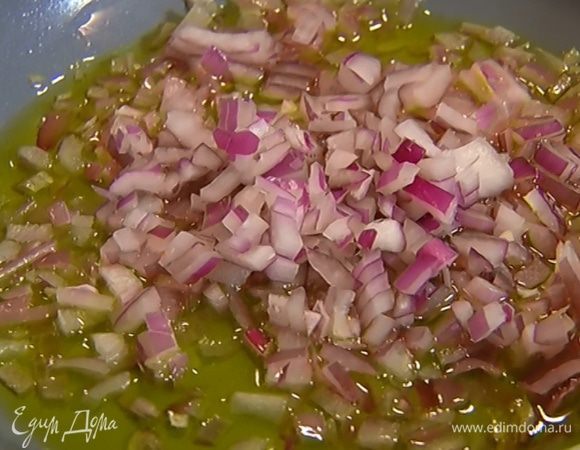 Разогреть в сковороде 2 ст. ложки оливкового масла, обжарить лук.