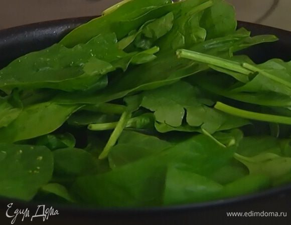 Добавить шпинат, петрушку и 3 ст. ложки оливкового масла, посолить, перемешать и через 1–2 минуты снять с огня.