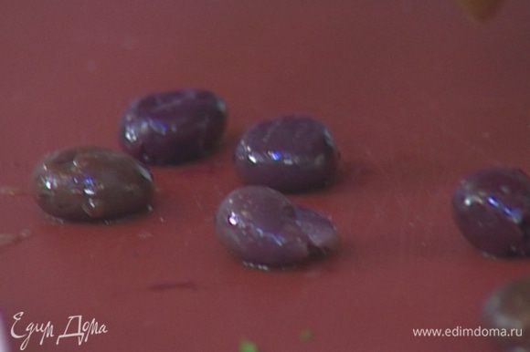 Оливки освободить от косточек, крупно нарезать и обжарить на маленькой сковороде с небольшим количеством оливкового масла.