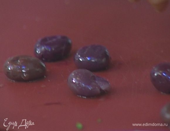 Оливки освободить от косточек, крупно нарезать и обжарить на маленькой сковороде с небольшим количеством оливкового масла.