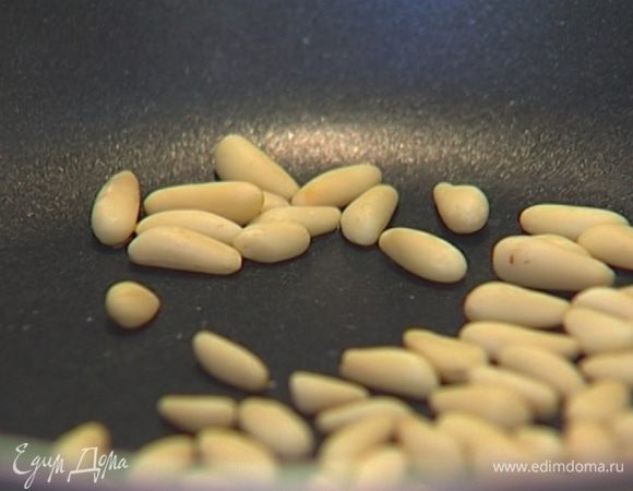 На другой сковороде обжарить кедровые орехи.