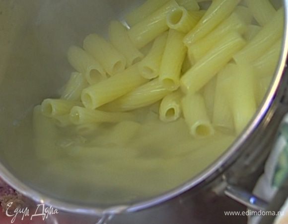 Лингвини отварить в подсоленной воде, затем воду слить, выложить макароны в соус из брокколи и шпината, перемешать.

